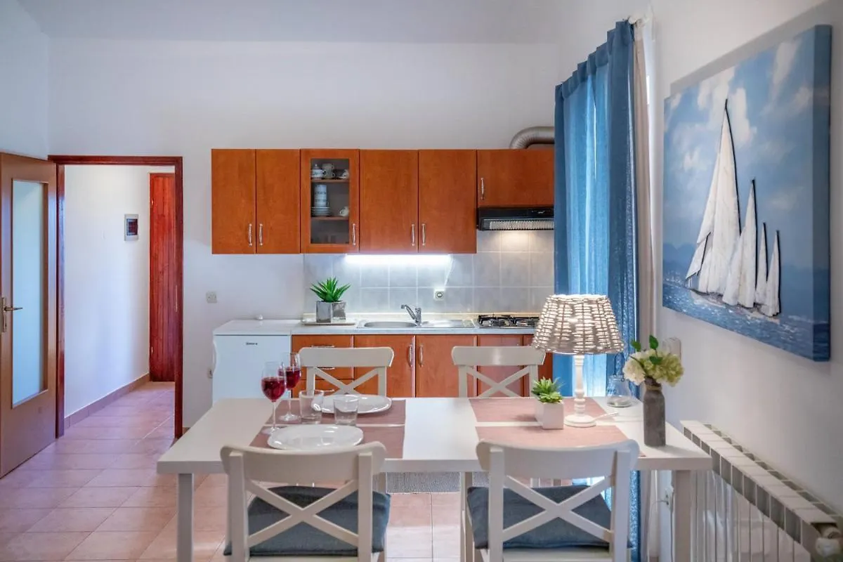 Apartments Mario 1253 Barbariga 0*,  Croatia